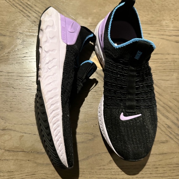 Nike - Picture 2 of 5